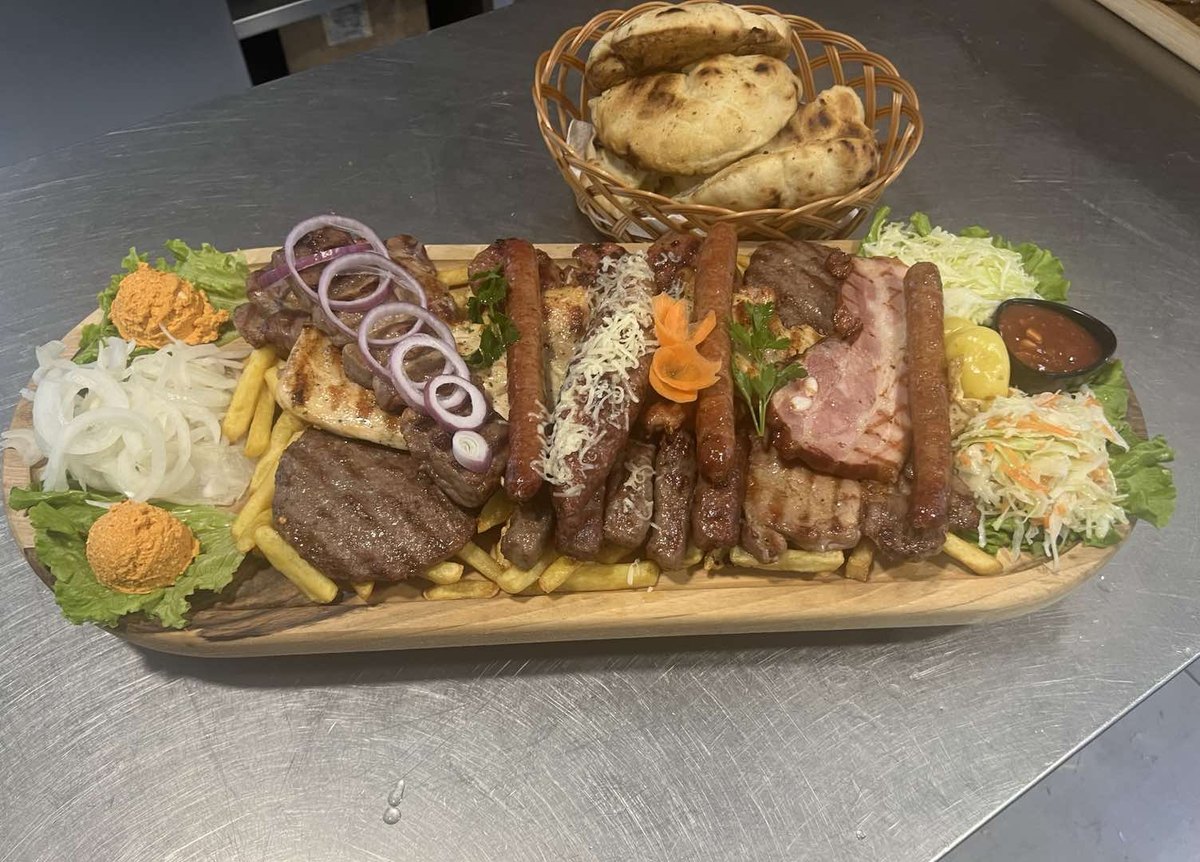 Mix za dvoje: ćevapi, pljeskavica, kobasice i drugo meso sa roštilja na dasci, uz pomfrit, lepine i salatu