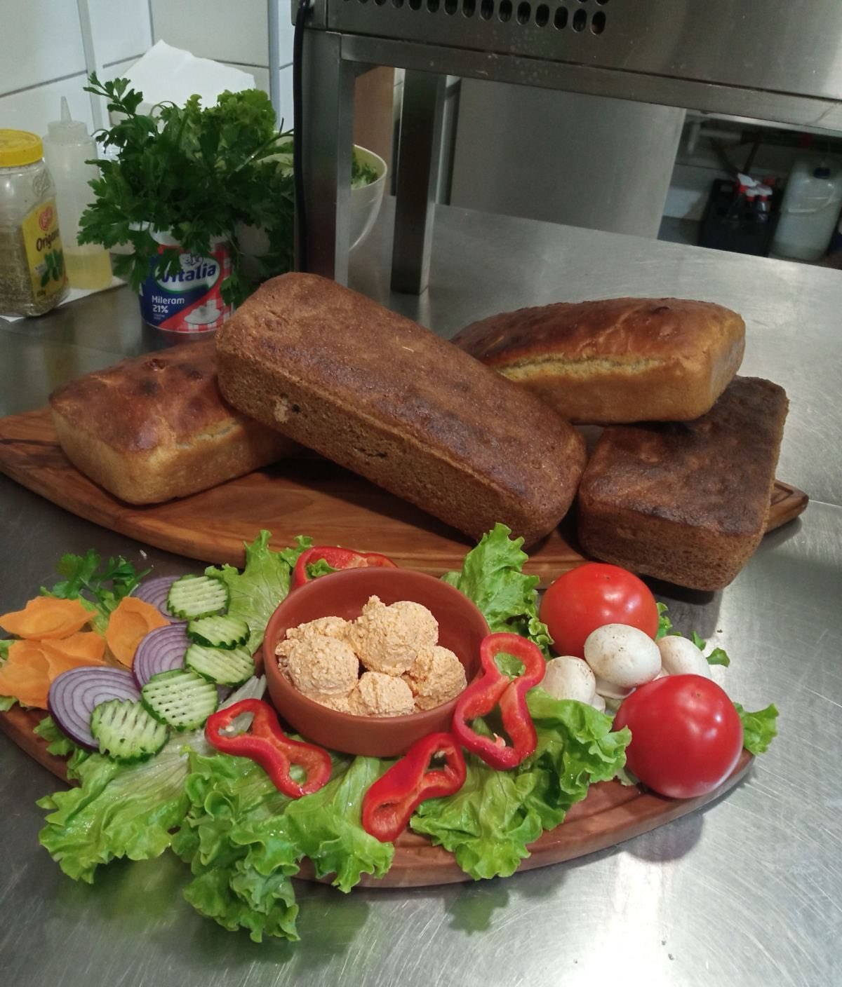 Domaći hljeb i svježe povrće na dasci