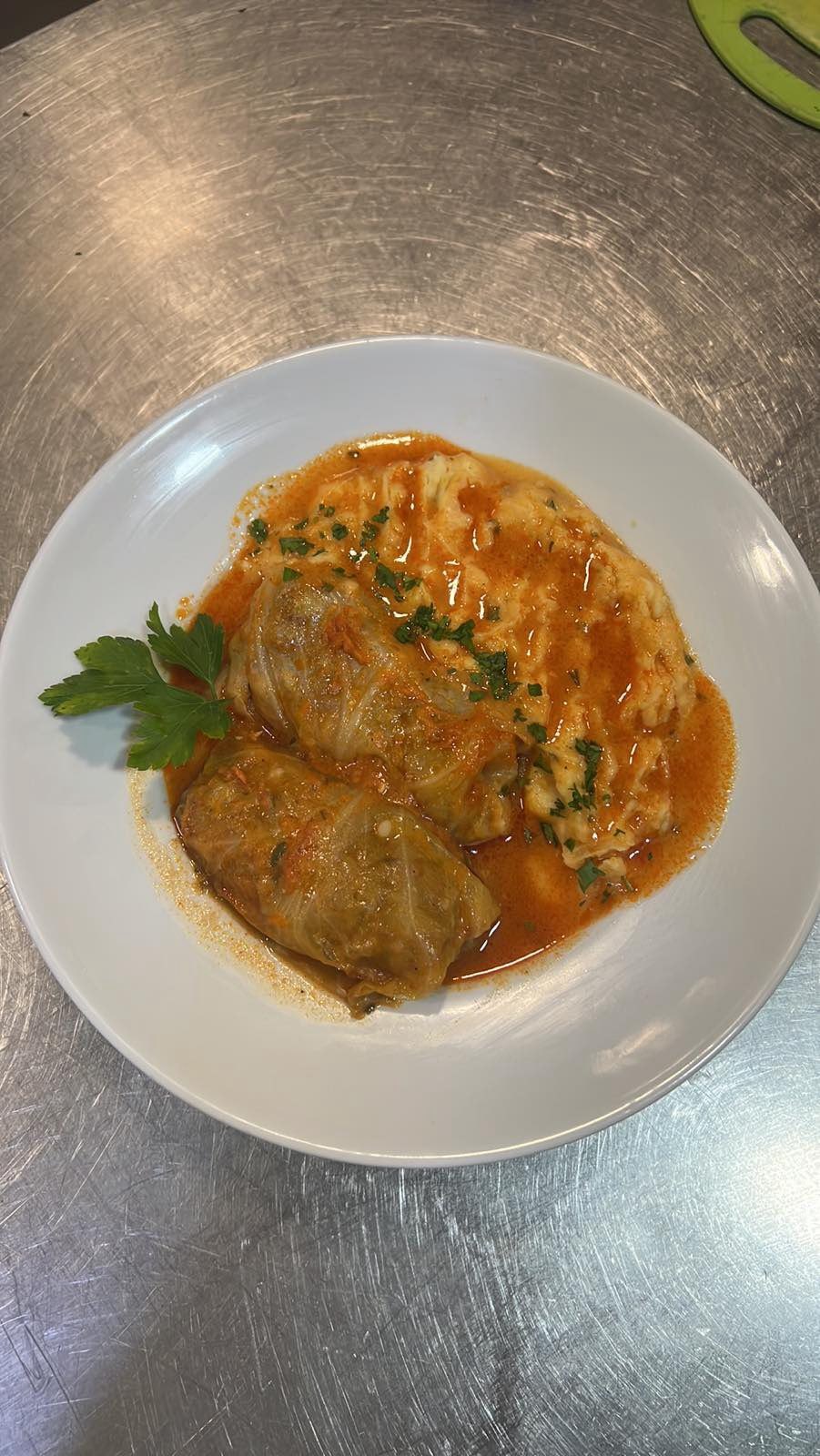 Sarma u paradajz sosu sa pire krompirom